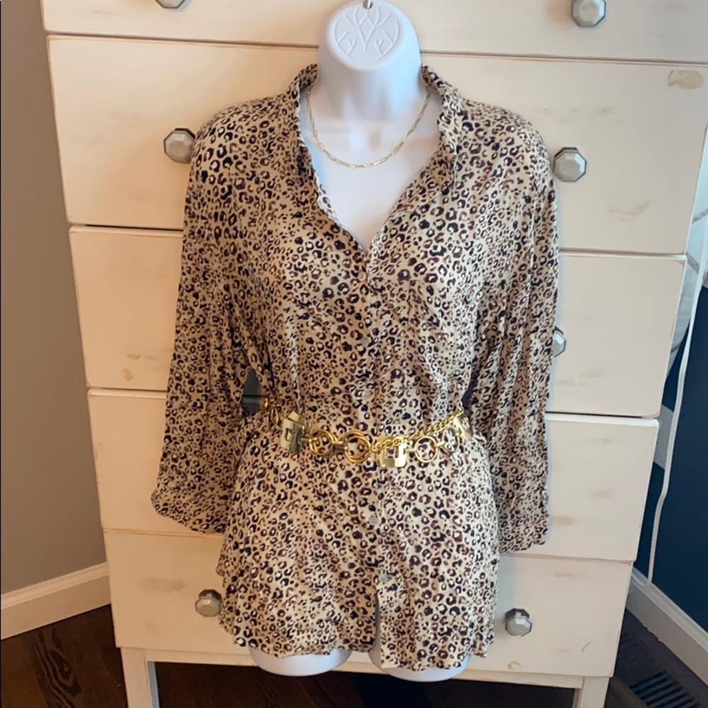 🐆Leopard/ animal print button down blouse